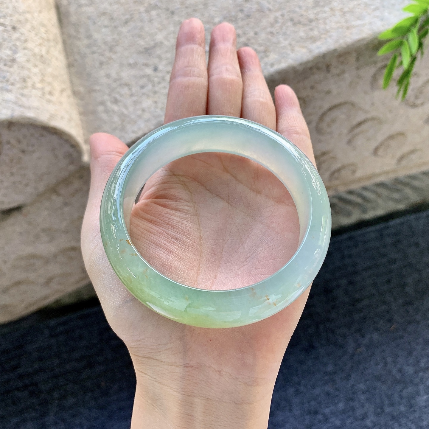 正圈59 60，冰糯飘黄翡，宽版，清透，水润，种老，细腻，有絮线