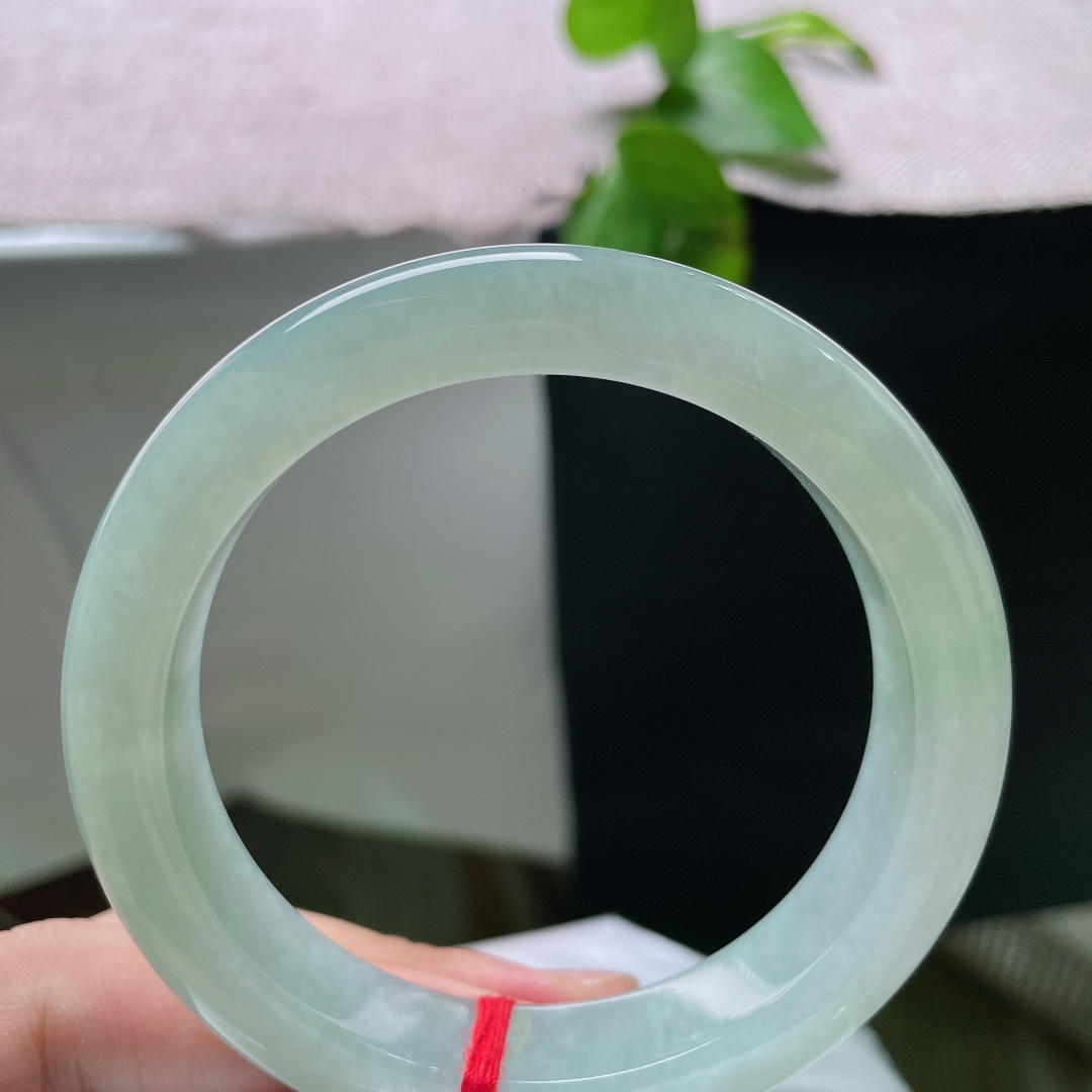 绿底正圈，有棉线，满圈匀色，种水细腻柔和，上手温婉秀气，色调清新不沉闷。ss55818a