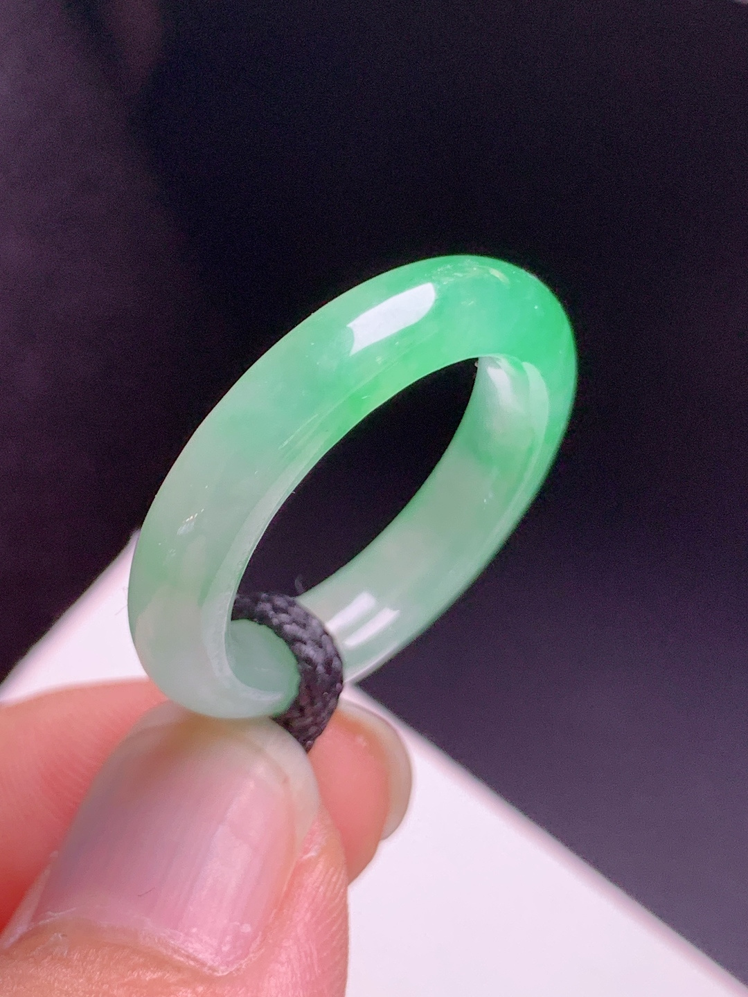 冰种绿指环，色泽鲜亮，玉质细腻，贵气显肤