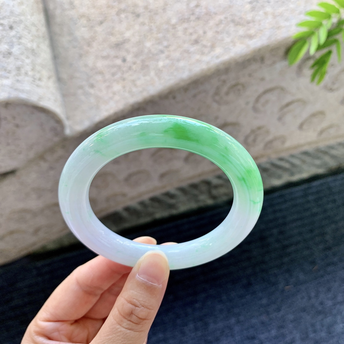 圆条55 56，圈口56/10.4/10.7，编码A3090201，细糯飘阳绿，水润，种老，细腻，无裂。