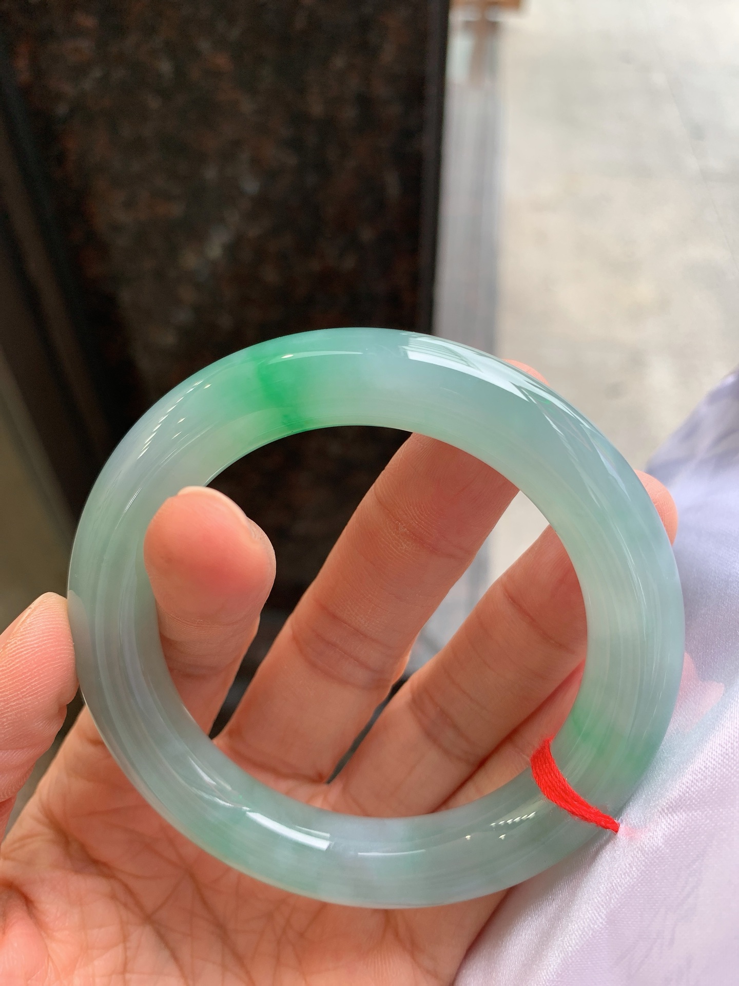 圆条冰飘绿，有一颗黑点，尺寸：57.3/12，冰润