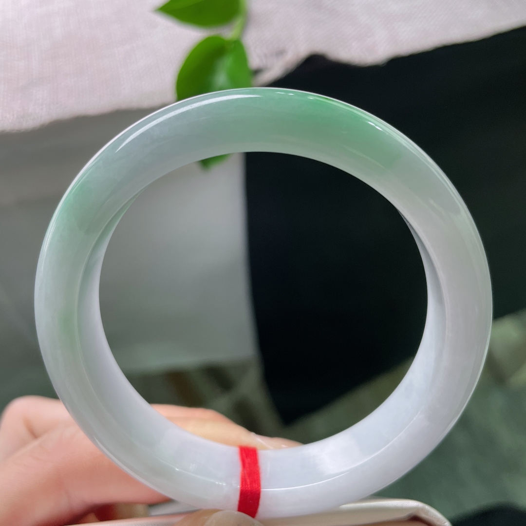 白底青正圈，水润，底妆细腻干净，温婉贤淑，有纹不影响佩戴，ss57186a