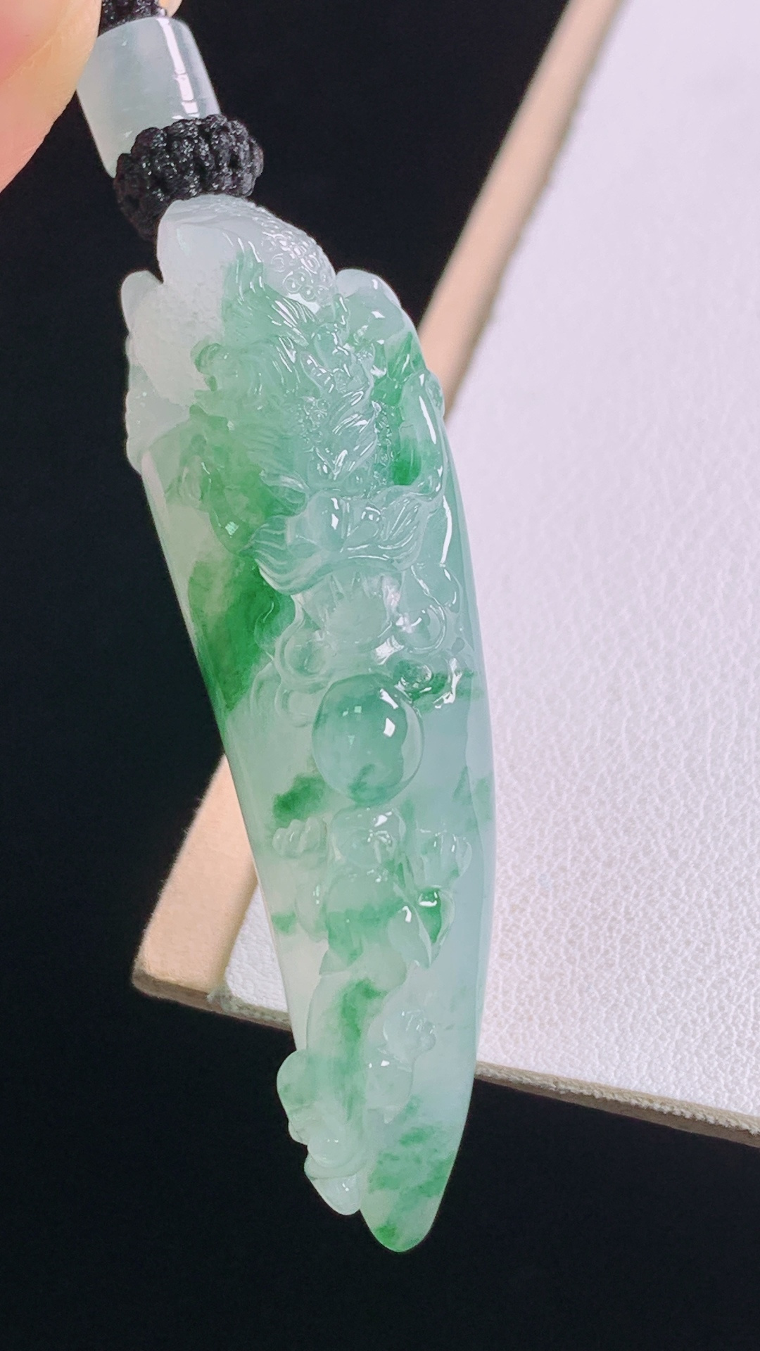 冰飘花绿龙牙，翠色灵动，水润清爽，霸气，无裂，尺寸:56.7-21.3-12.5mm 30