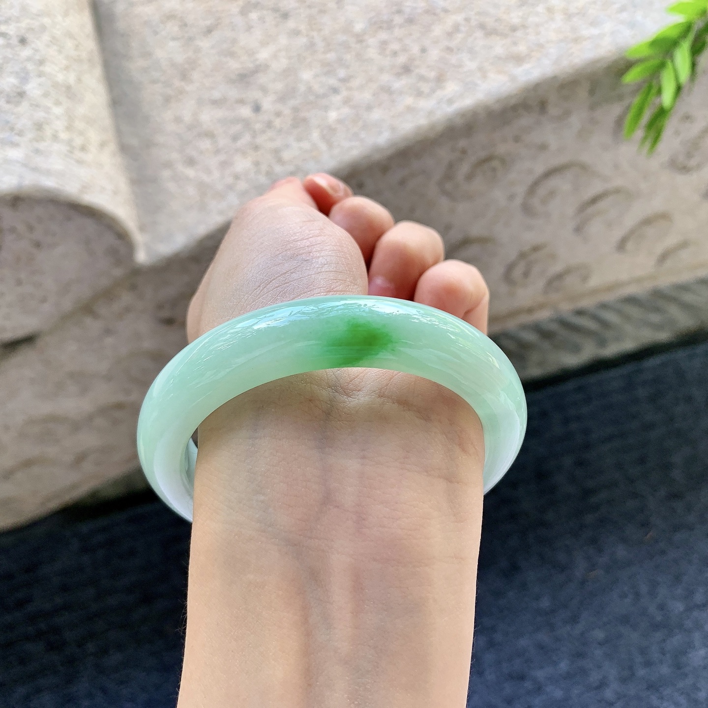 正圈55 56，圈口56.9/12/8.9，编码GL090246，描述细糯飘绿，水润，种老，细腻，无裂。