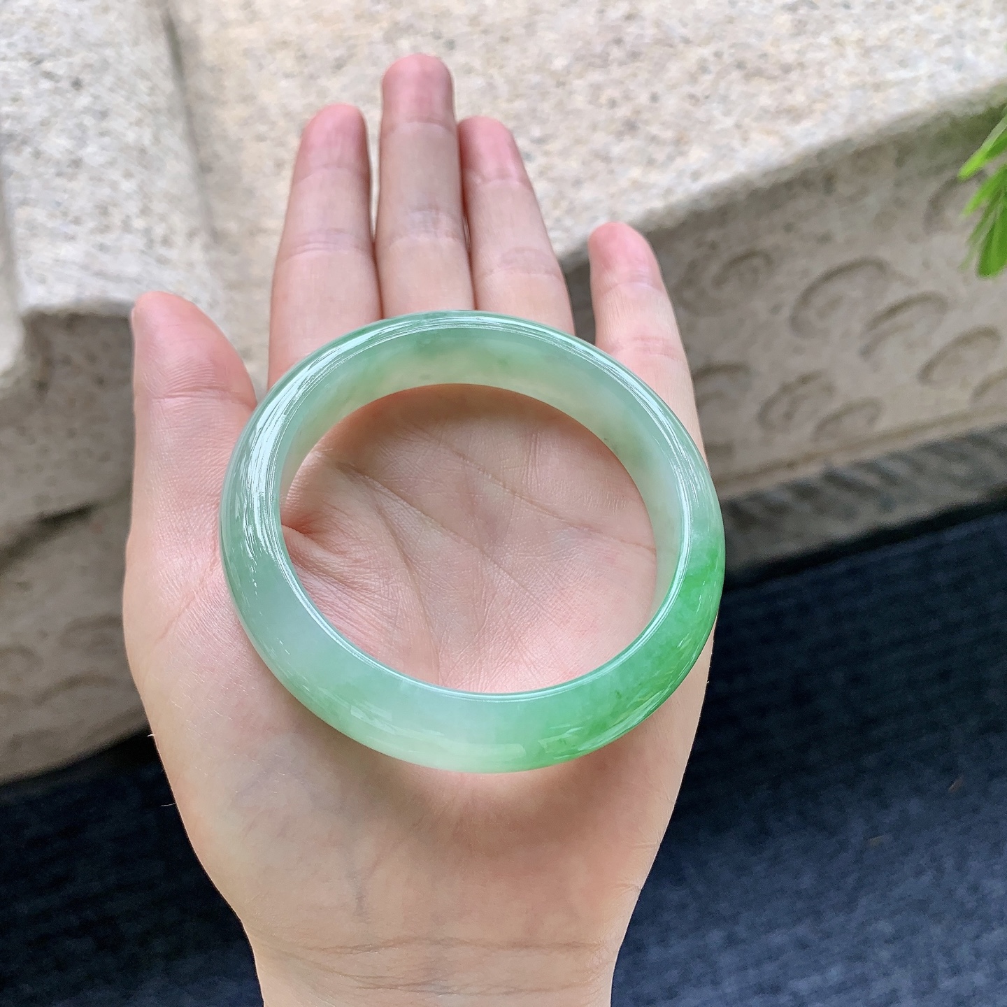 正圈52 53，糯冰飘绿，水润，种老，细腻，打灯有棉线