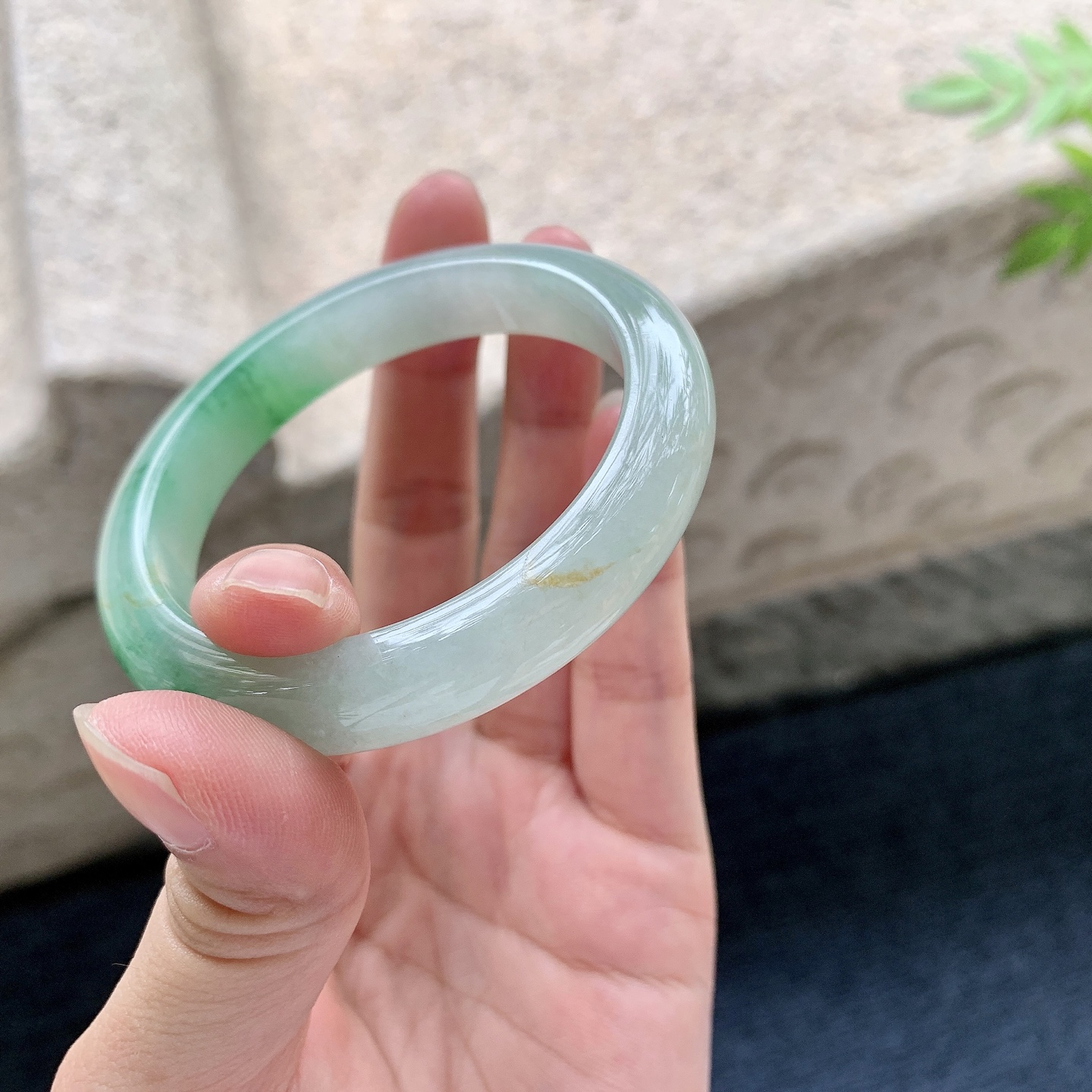 正圈49 50，圈口50.1/10/7.7，编码A1083170，糯冰飘绿，水润，种老，细腻，有纹线