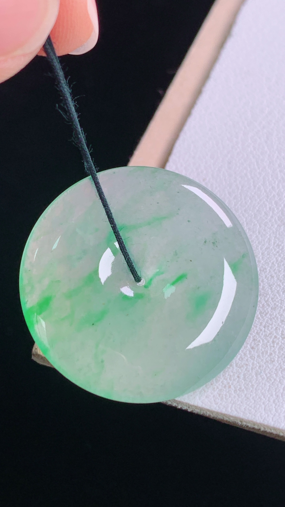 冰飘绿平安扣，翠色灵动，清透起光，无裂，尺寸:26.9-4.0mm