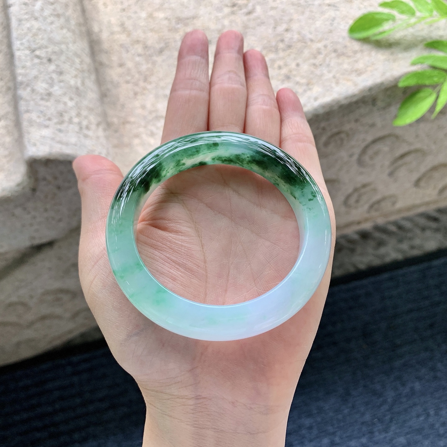 正圈54 55，圈口55/12.2/9.3，编码BA090277，描述冰糯飘辣绿，水润，种老，细腻，有棉絮