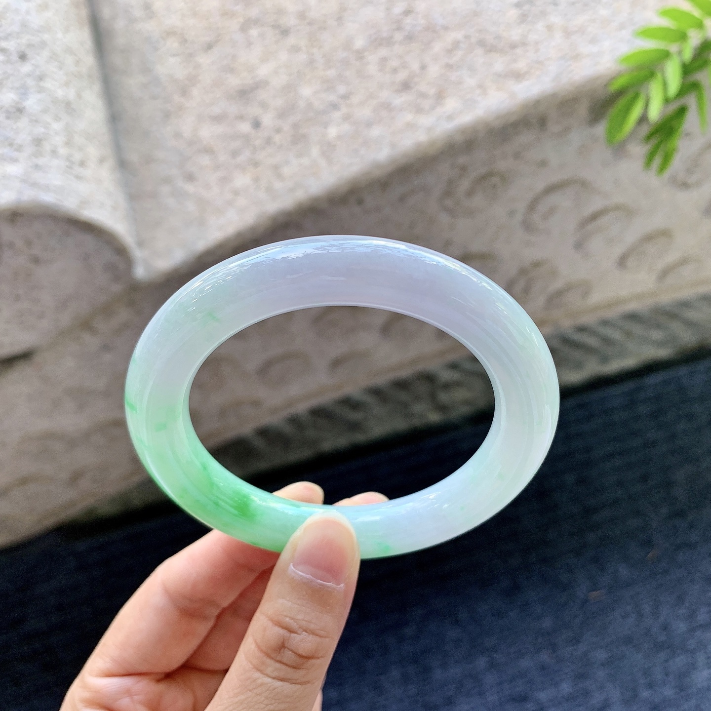 圆条55 56，圈口56/10.4/10.7，编码A3090201，细糯飘阳绿，水润，种老，细腻，无裂。