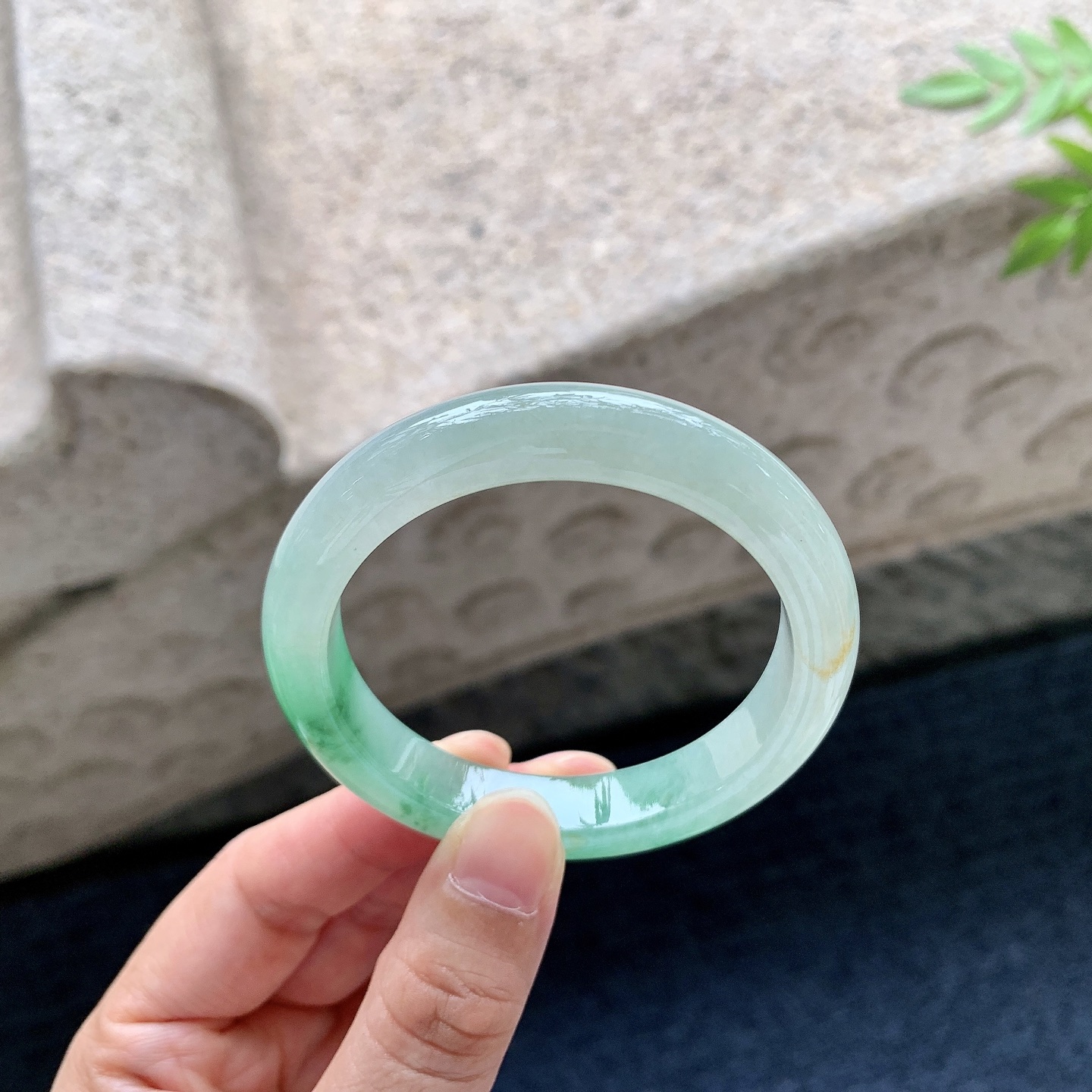 正圈49 50，圈口50.1/10/7.7，编码A1083170，糯冰飘绿，水润，种老，细腻，有纹线