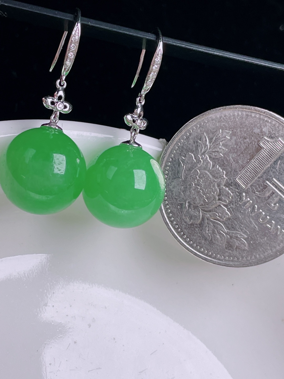 ️阳绿圆珠耳坠，18k镶嵌，老种起光，细底通透，尺寸：裸石12.6mm0901