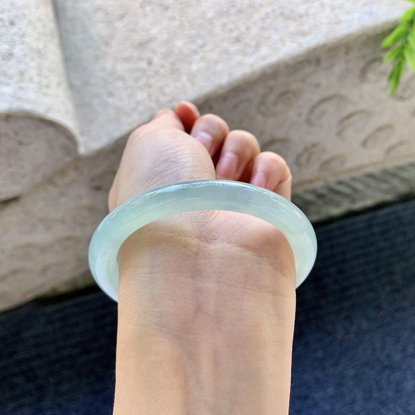 圆条53 54，糯冰晴底，飘花，水润，种老，细腻，无裂。