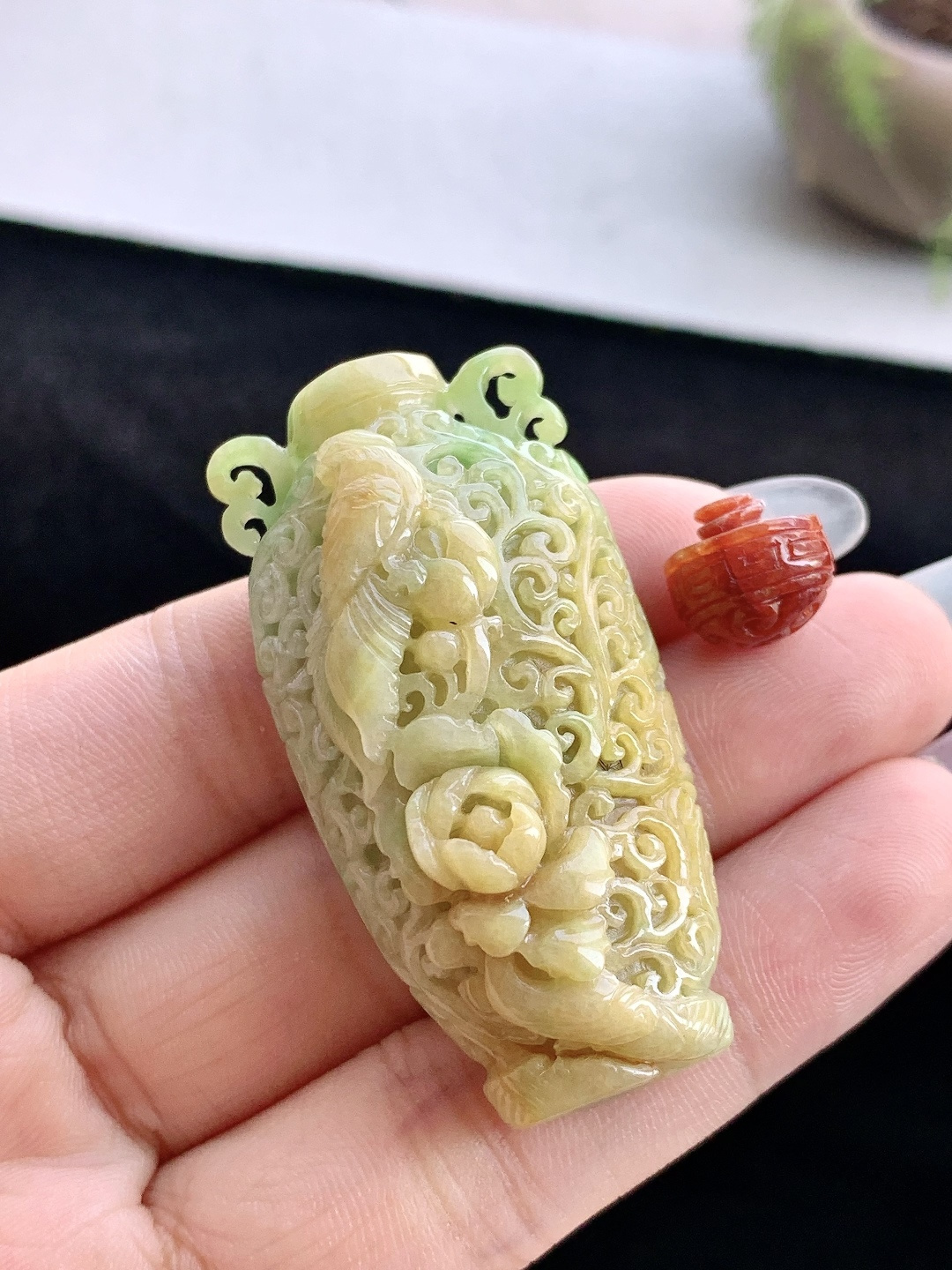 糯冰黄加绿喜上眉梢瓶子手把件,缅料,性比高,超厚,尺寸57.2-25.5-16.5,重量32.7克
