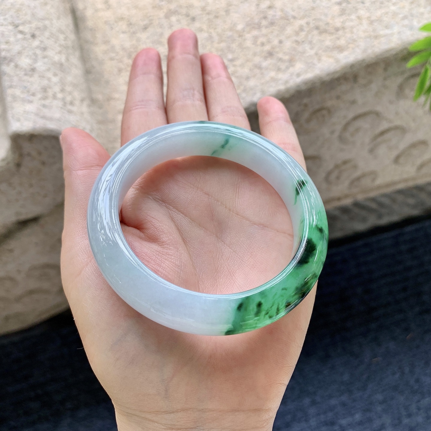 正圈55 56，圈口56.6/12.3/9.4，编码WW090223，糯冰飘辣绿，水润，种老，细腻，无裂。