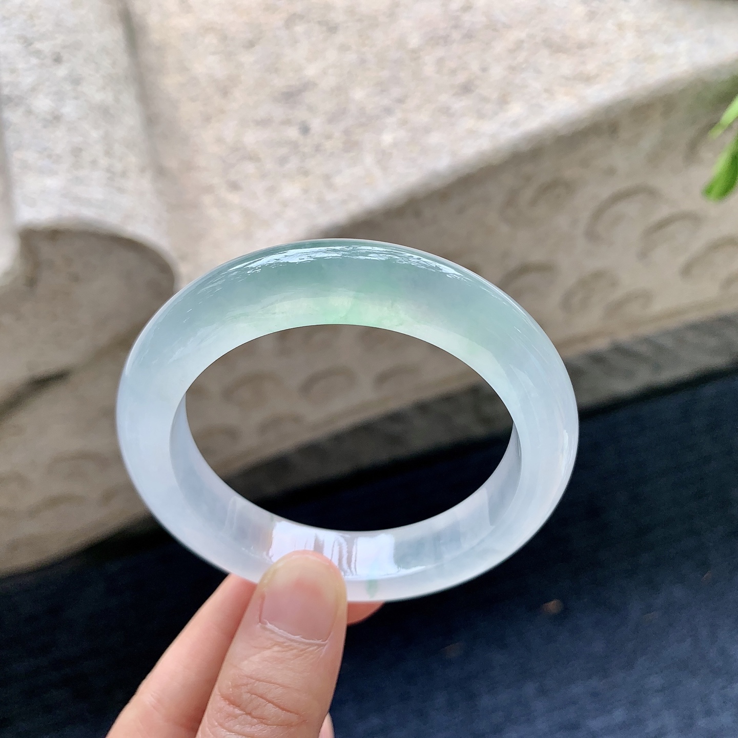 正圈53 54，圈口54/11.7/9，编码NK090234，描述冰飘绿，清透，水润，种老，细腻，打灯有棉絮