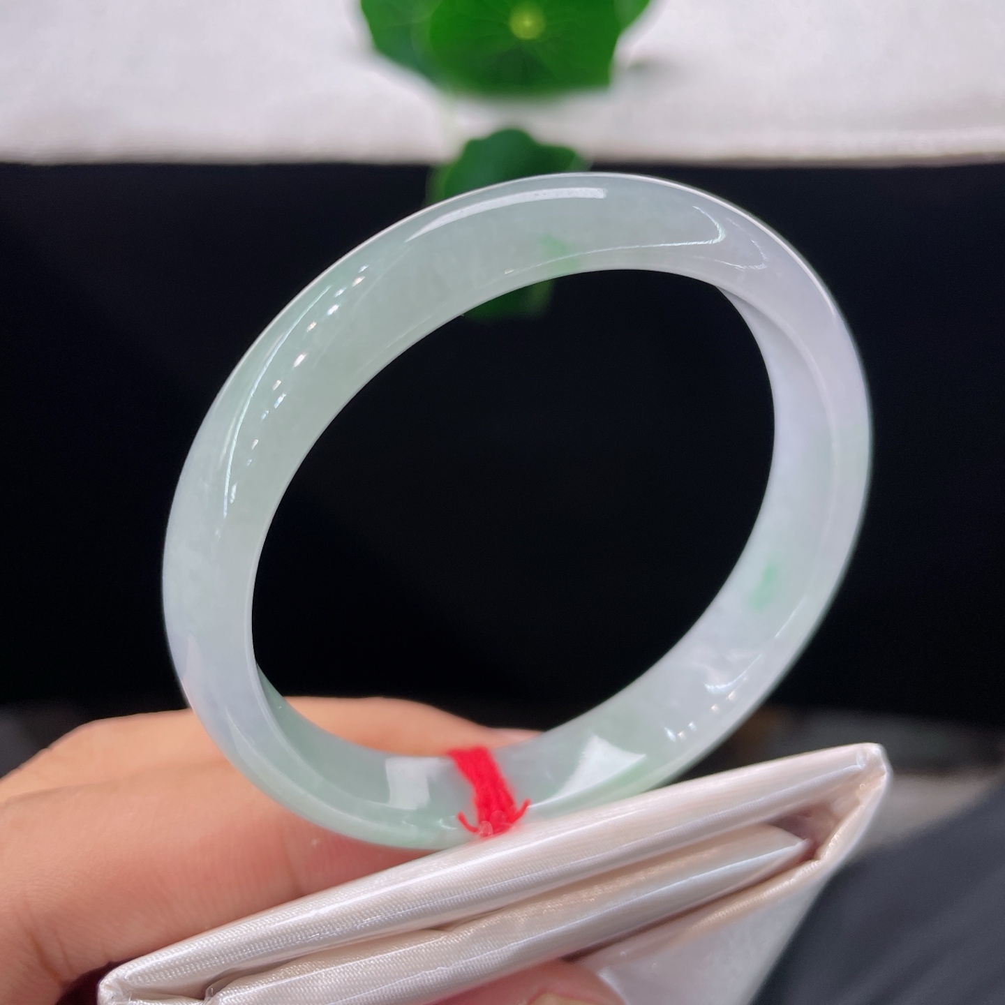 翡翠手镯 圈口52.4/10.5/5.8，晴底飘绿花正圈，52/53可戴，淡晴底色温润通透，无裂