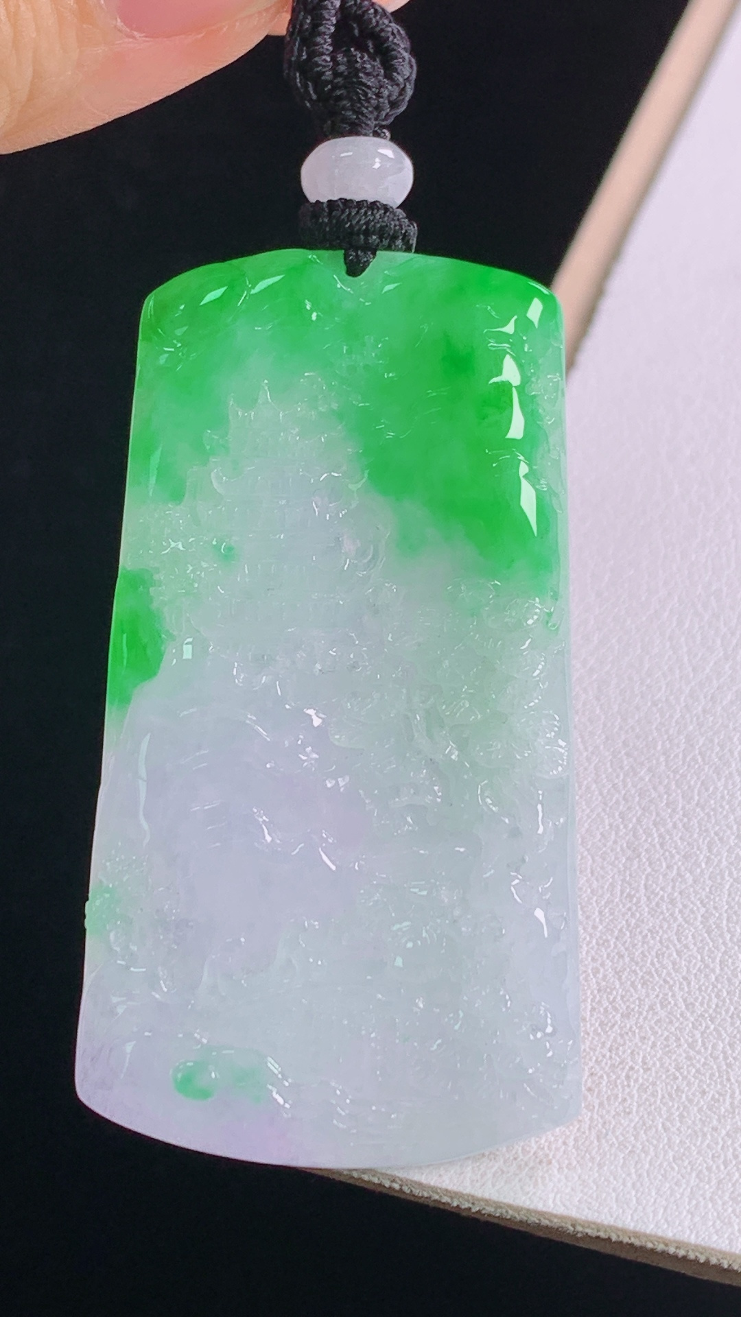 ️春彩山水牌，色泽丰富，雕工精湛，无裂，尺寸:54.1-29.4-4.8mm