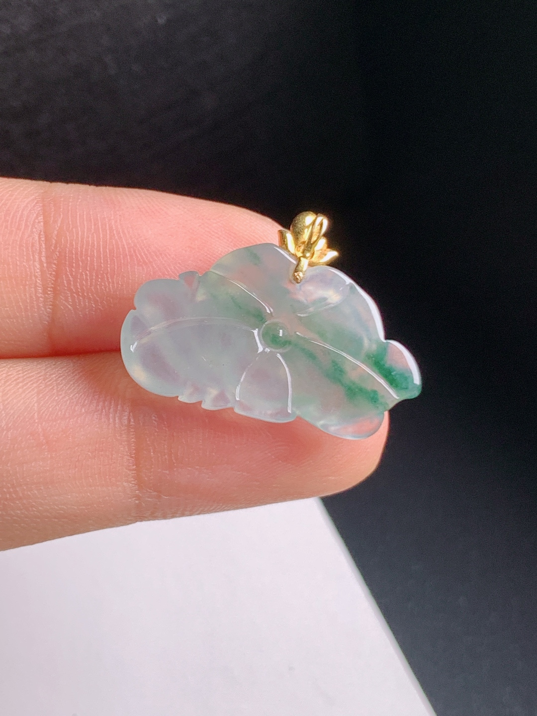 冰种飘绿莲花吊坠，冰润起光，花色灵动，温婉大气，清正雅致