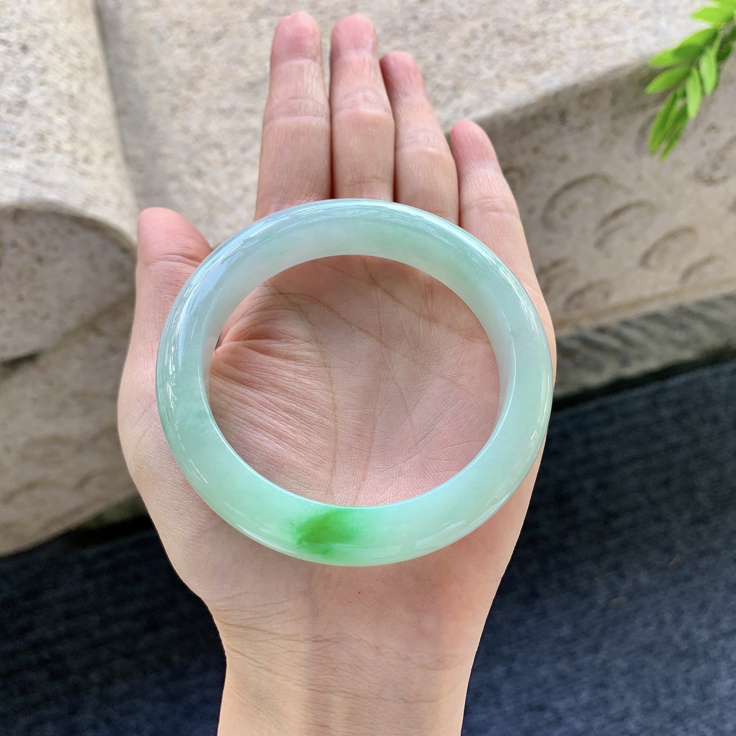 正圈55 56，圈口56.9/12/8.9，编码GL090246，描述细糯飘绿，水润，种老，细腻，无