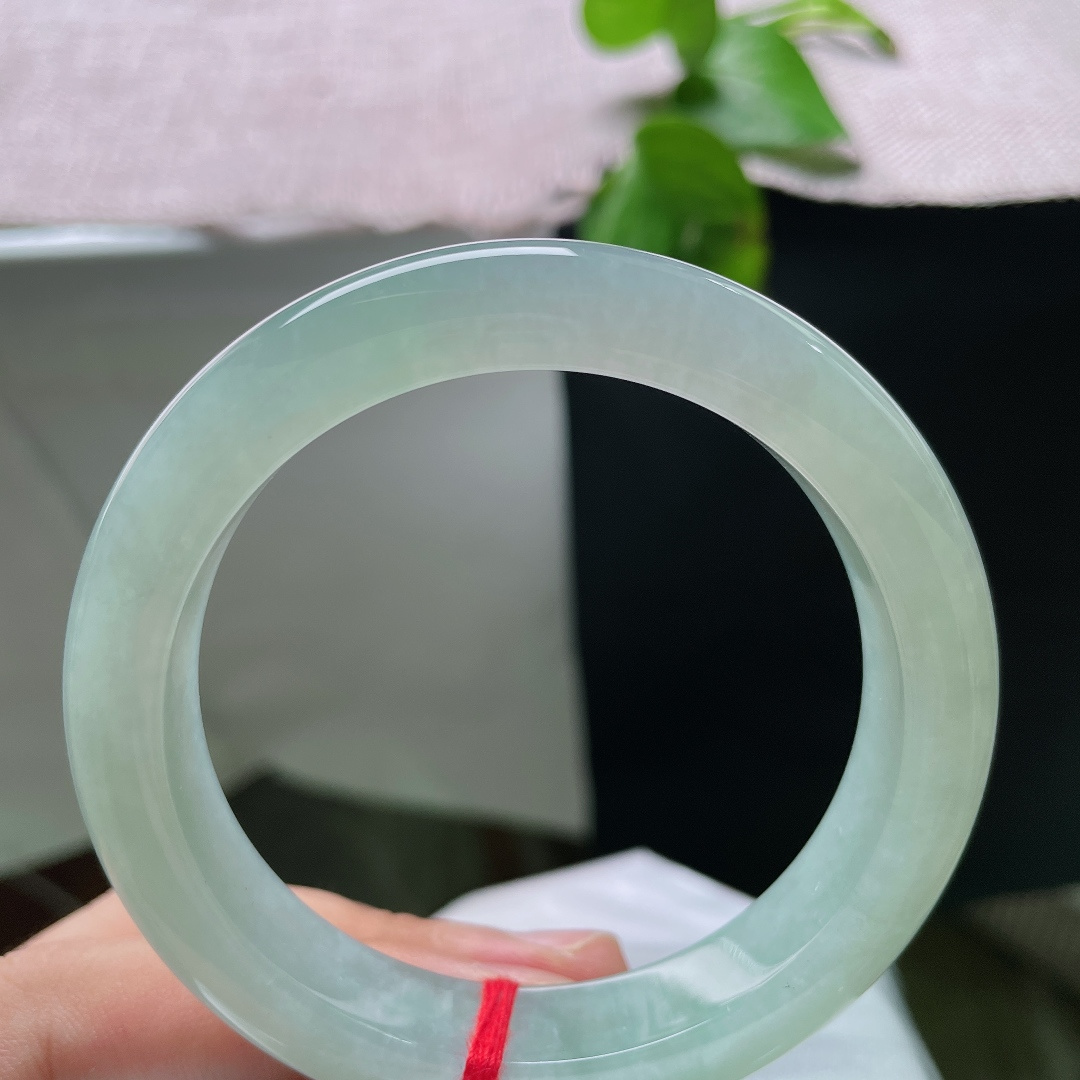 绿底正圈，有棉线，满圈匀色，种水细腻柔和，上手温婉秀气，色调清新不沉闷。ss55818a