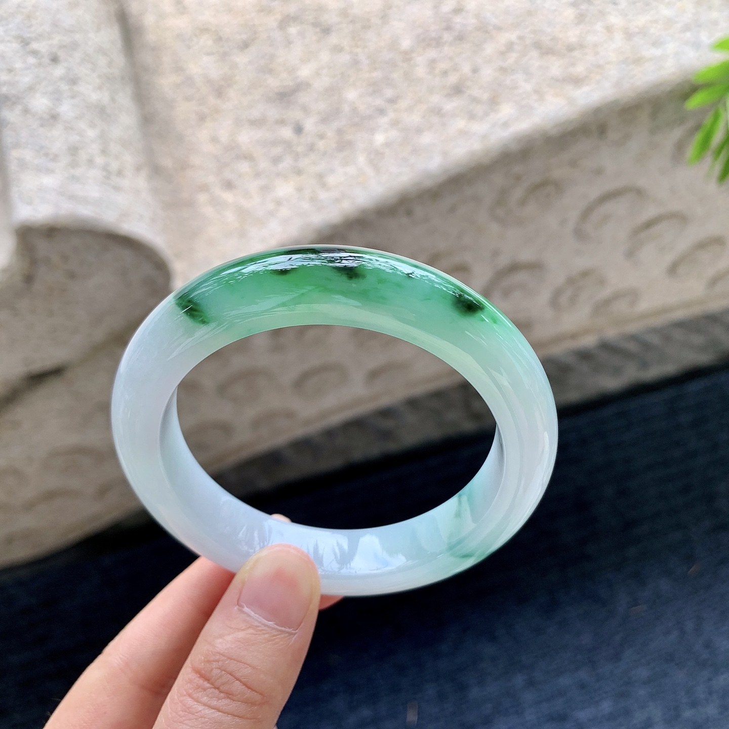 正圈55 56，圈口56.6/12.3/9.4，编码WW090223，糯冰飘辣绿，水润，种老，细腻，无裂。
