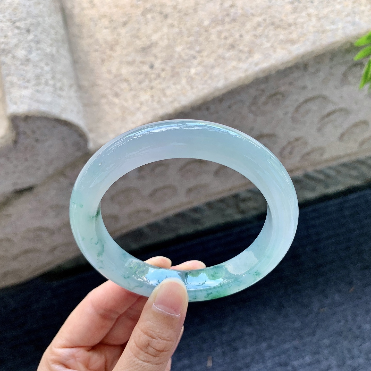 正圈61 62，圈口62.8/12.4/10，编码T1090208，描述冰糯飘花，水润，种老，细腻，打灯有棉纹