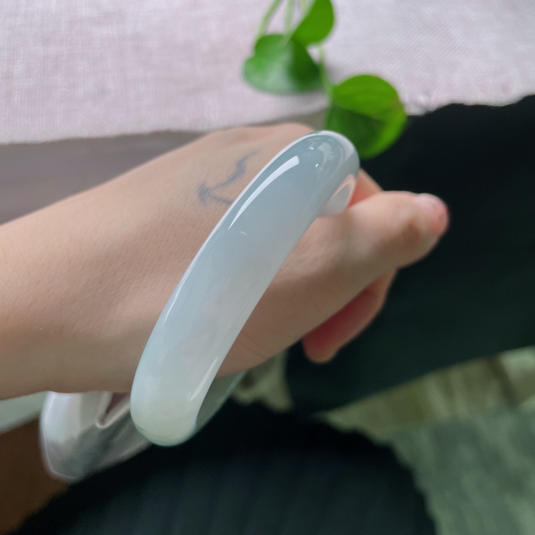 蓝底正圈，质地细腻莹润，简约清冷，素镯款式永不过时，低调显气质，带一点杂质。ss51590a