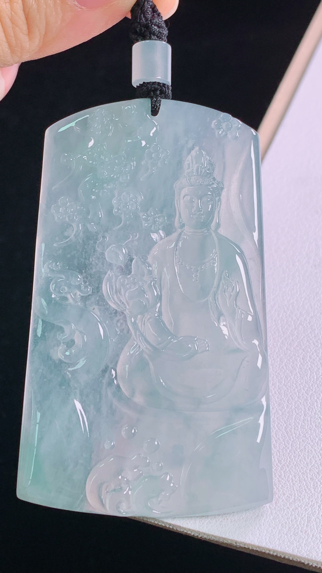 高冰大势至菩萨，种水，清透起光，无裂，尺寸:66.9-40.7-5.2mm
