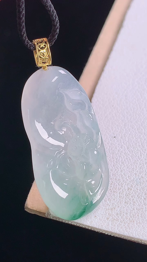 18K冰飘花莲花吊坠，一刀切，无裂，尺寸:37.5-31.2-15.8-5.3mm 28