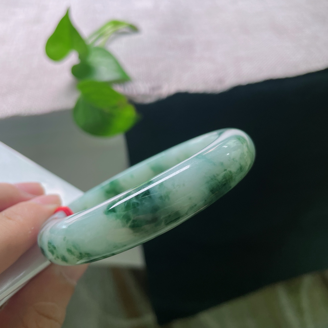 飘花正圈，无裂，墨翠飘花漫绕镯身，腕间藏一卷水墨山林，清逸悠远。ss56278a
