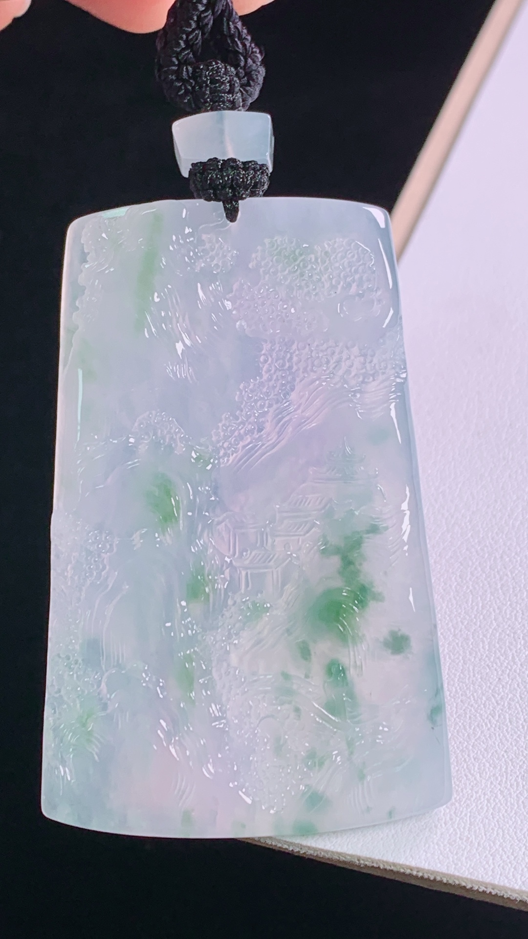 冰飘绿山水牌，翠色灵动，清爽细腻，无裂，尺寸:64.5-41.2-5.1mm