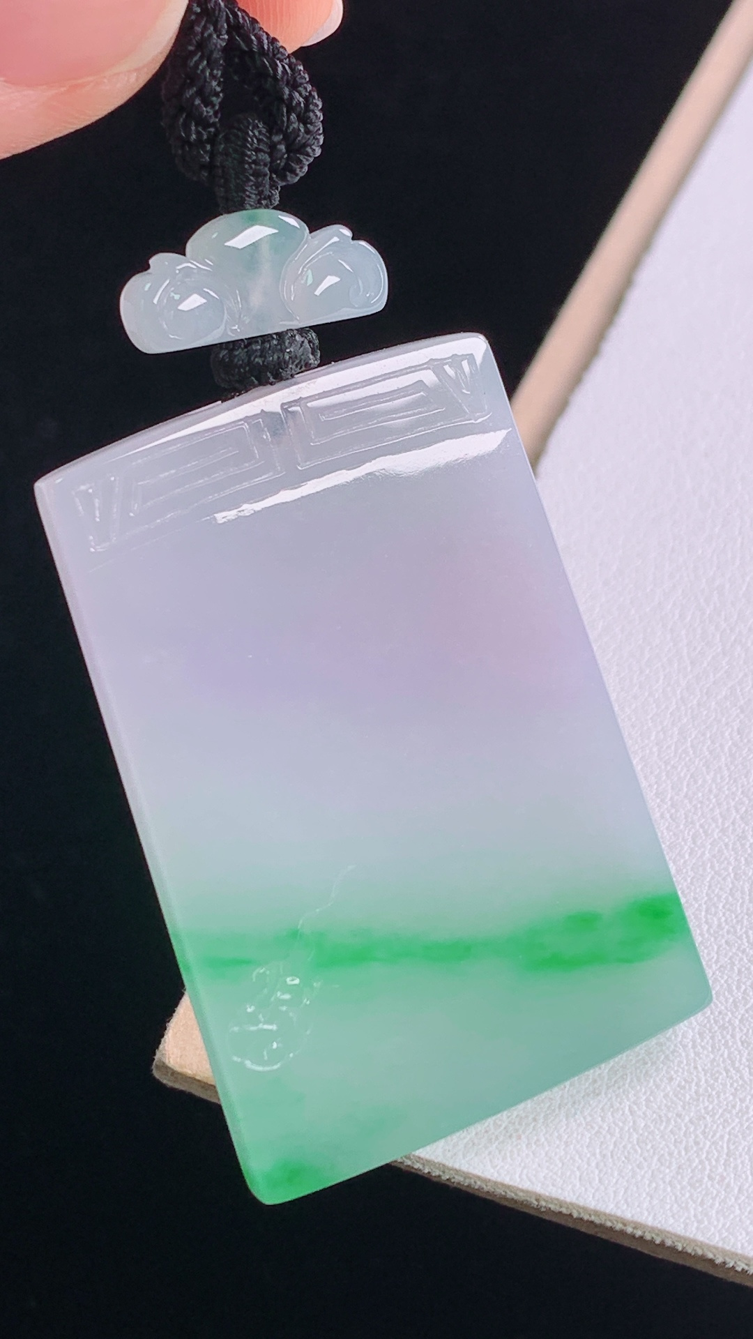 春彩仿古牌，色泽丰富，水润细腻，无裂，尺寸:45.6-31.0-4.0mm，29