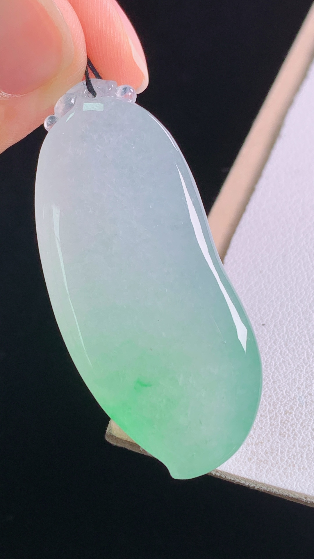 冰飘绿福瓜，色泽清新，胶感荧光，无裂，尺寸:48.3-20.8-12.3mm