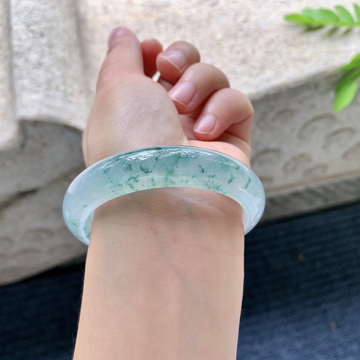 正圈52 53，圈口53.3/12.6/8，编码T1073008，描述：冰糯飘花，水润，种老，细腻，无裂。