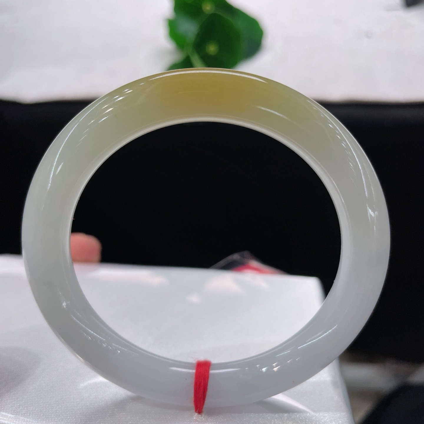 圈口58.2/9.8，黄翡圆条，正圈58/59可戴，似霜凝素玉，通透温润澄澈，一抹暖黄焦糖。无裂
