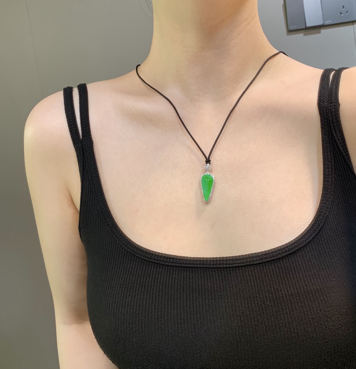 ️【18k金镶嵌福瓜吊坠】种老细腻，色阳浓郁起胶尺寸：成品：31*11.7*6.8，裸石：21.2*9.6,b1491