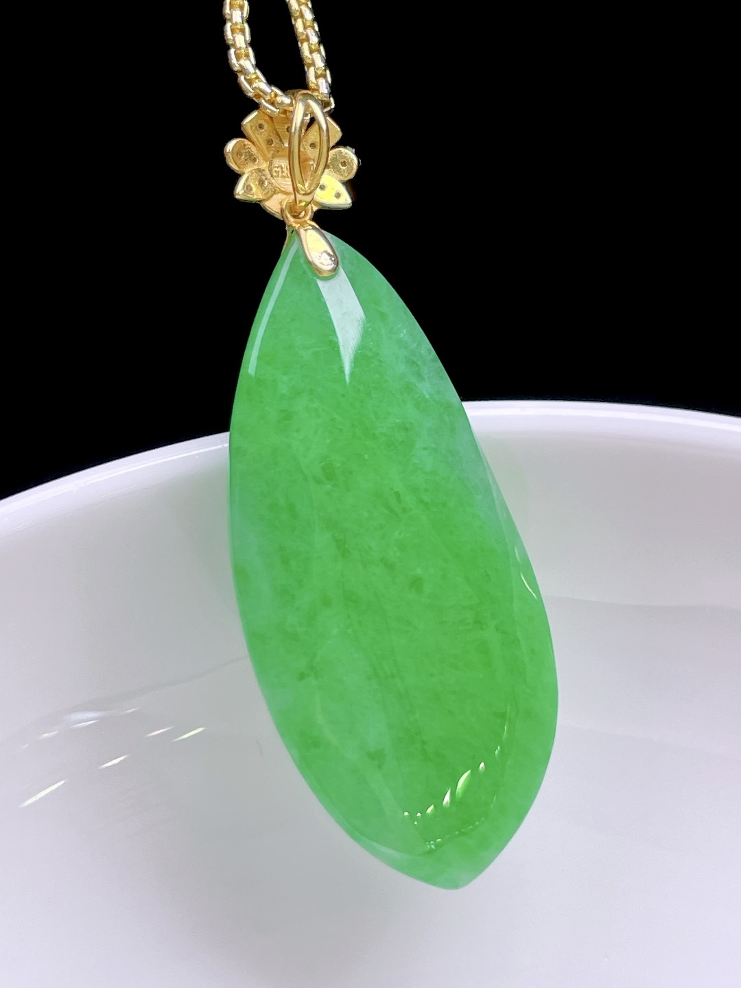 冰阳绿福瓜，色泽浓郁，种老水润，18k金镶嵌39，裸石32.6/15/7