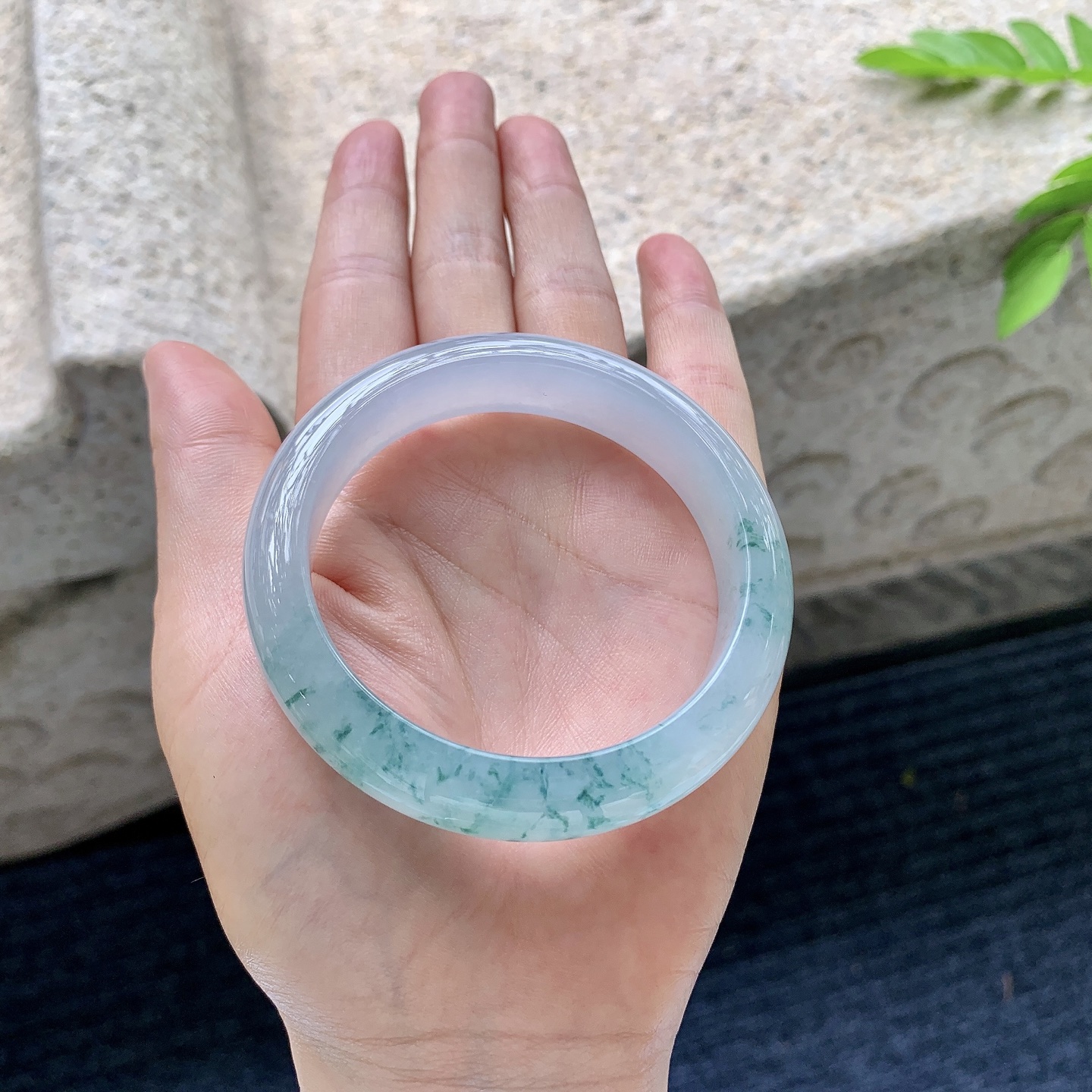 正圈52 53，圈口53.3/12.6/8，编码T1073008，描述：冰糯飘花，水润，种老，细腻，