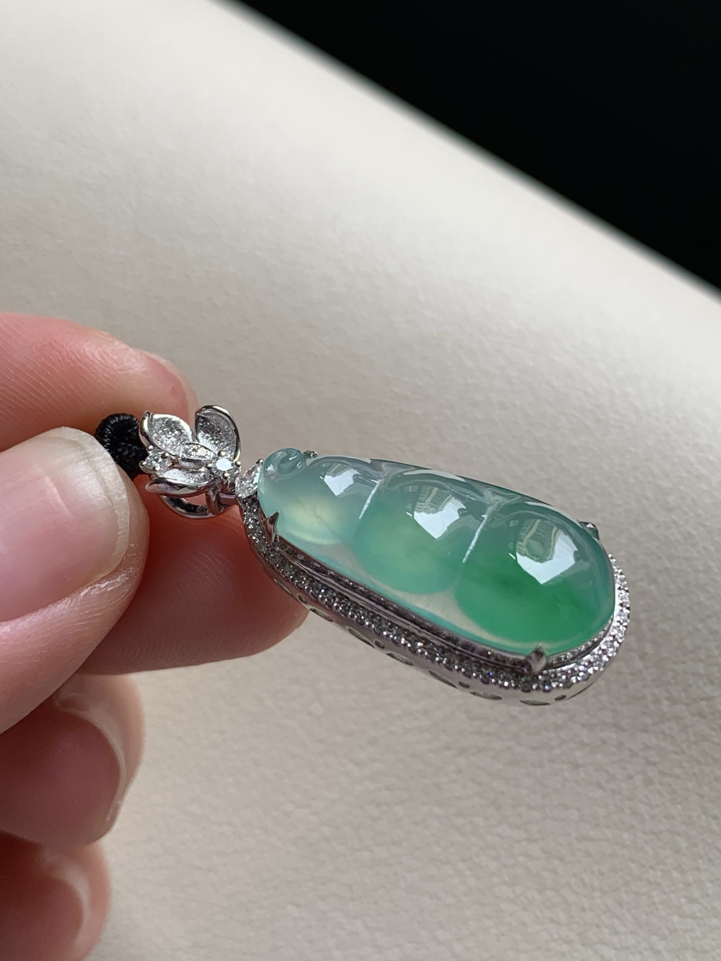 ️【18k金镶嵌福豆吊坠】冰润水透，种老细腻起荧尺寸：成品：31.5*12.2*7.9，裸石：21.9*10.3,b1491