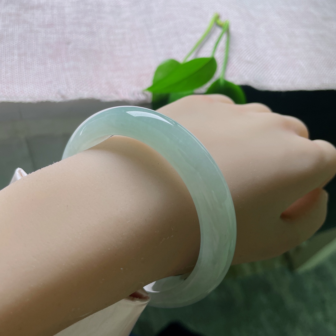 淡绿底正圈，清浅疏影，水头好，肉质细腻干净，无裂，ss57779a