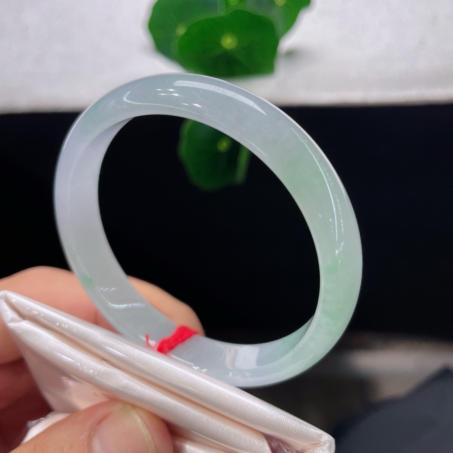 翡翠手镯 圈口52.4/10.5/5.8，晴底飘绿花正圈，52/53可戴，淡晴底色温润通透，无裂