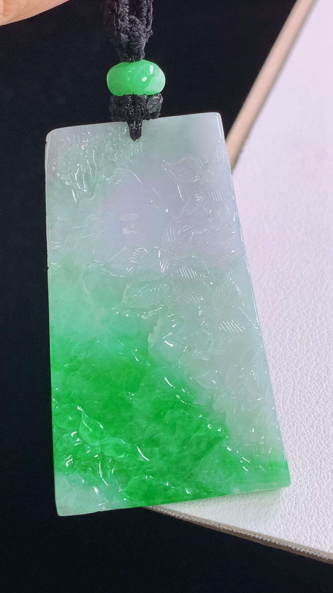 阳绿山水牌，色泽明艳，底子细腻，无裂，尺寸:56.1-34.4-6.8mm，30