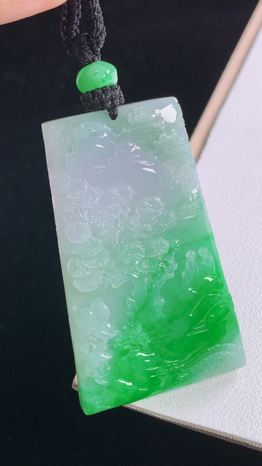 阳绿山水牌，色泽明艳，底子细腻，无裂，尺寸:56.1-34.4-6.8mm，30