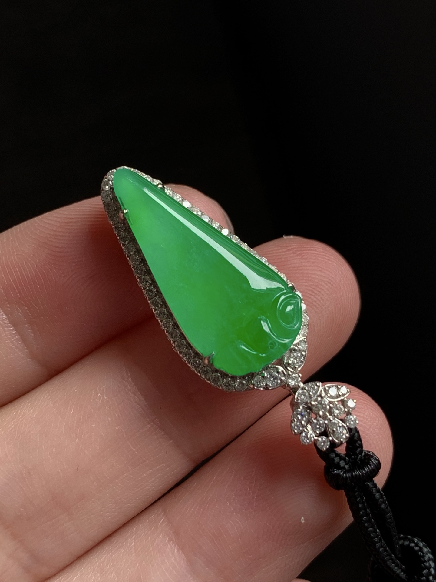 ️【18k金镶嵌福瓜吊坠】种老细腻，色阳浓郁起胶尺寸：成品：31*11.7*6.8，裸石：21.2*9.6,b1491