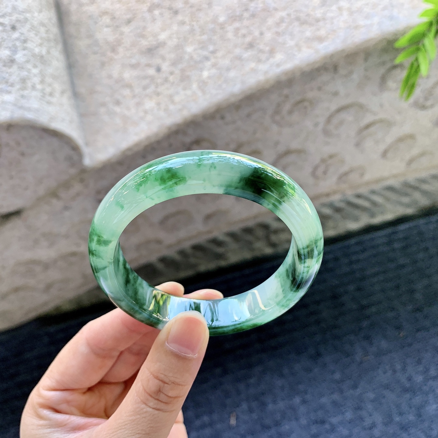 正圈53 54，圈口54.6/13.4/8.2，编码Q5090211，冰糯绿花，水润，种老，细腻，打灯有纹线。