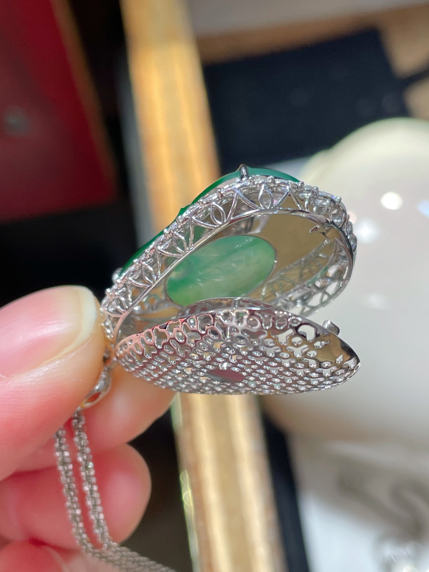 飘绿如意吊坠，种水，底色起荧光，刚性十足，18k金镶嵌设计，水润透亮，39-21.3-11.1