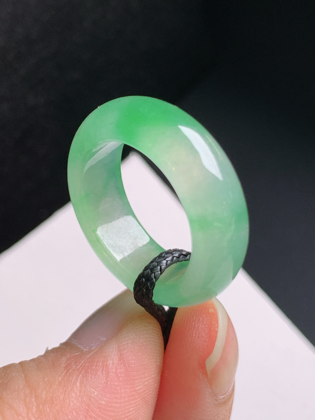 冰种绿指环，飘花灵动，冰透起光，意境悠然，佩戴雅致