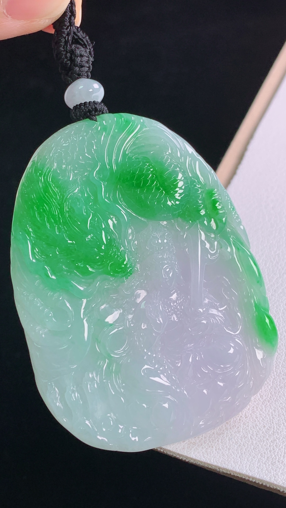 冰飘绿御龙观音，色泽明艳，底子细腻，无裂，尺寸:59.6-44.3-5.6mm，29