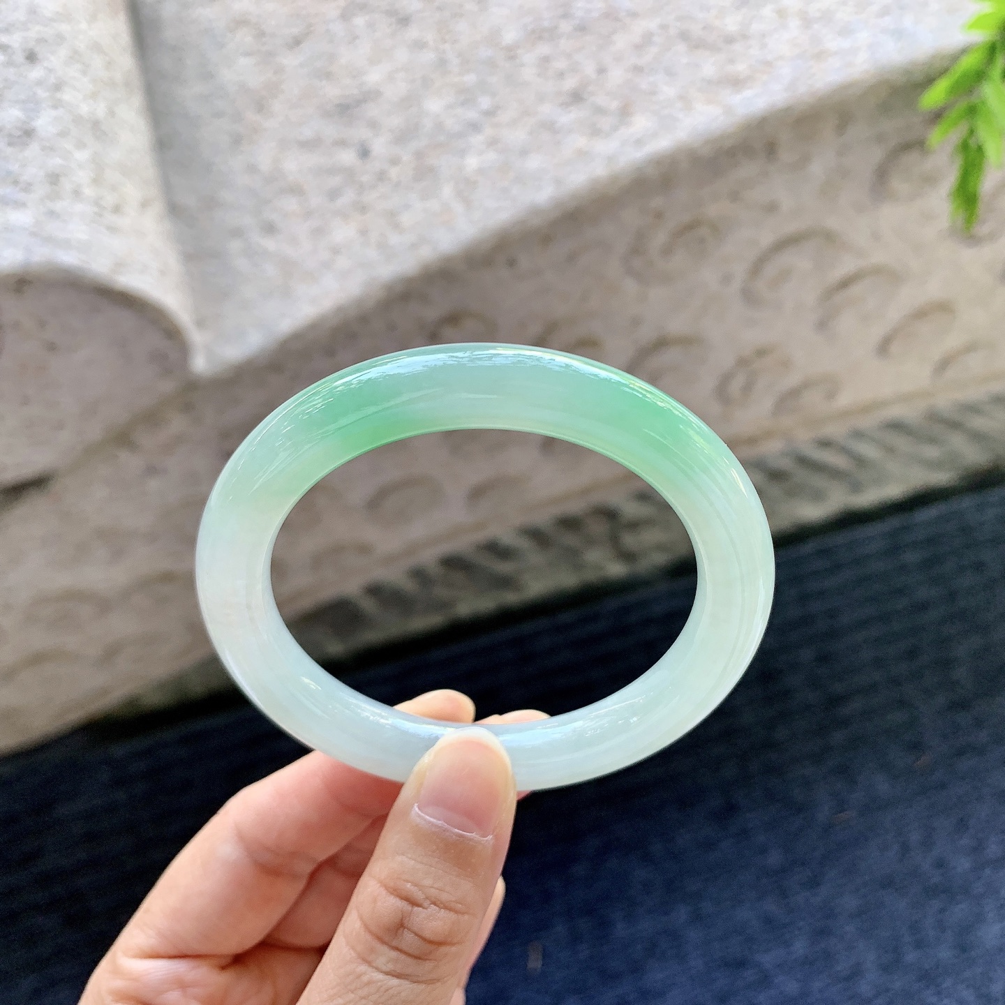 圆条52 53，细糯飘绿，水润，种老，细腻，有纹线