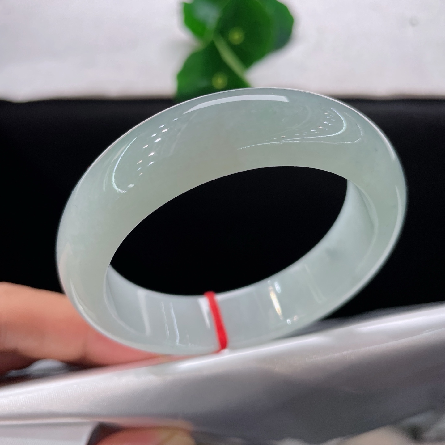 圈口56.6/15.5/8.6，晴底轮胎正圈，56/57可戴，仿若清霜融泉，玉质澄澈通透，浅淡晴水。无裂。